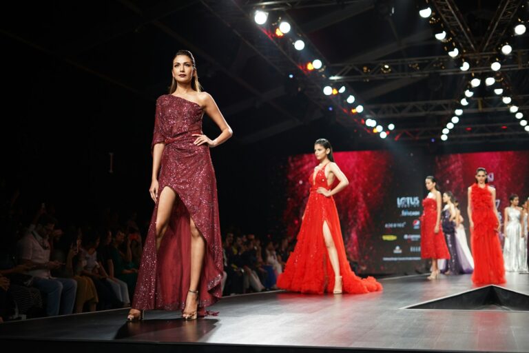 Sekrety Aktualnych Trendów – Jakie Ubrania Królują na Ulicach i Wybiegach